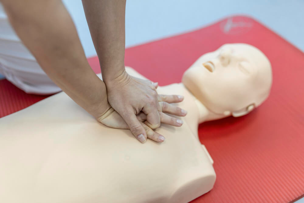 Thực hành ép tim ngoài lồng ngực - CPR (hồi sinh tim phổi) trên manikin, kỹ thuật cốt lõi giúp duy trì tuần hoàn trong những phút đầu khi xảy ra ngừng tim đột ngột (đột tử)