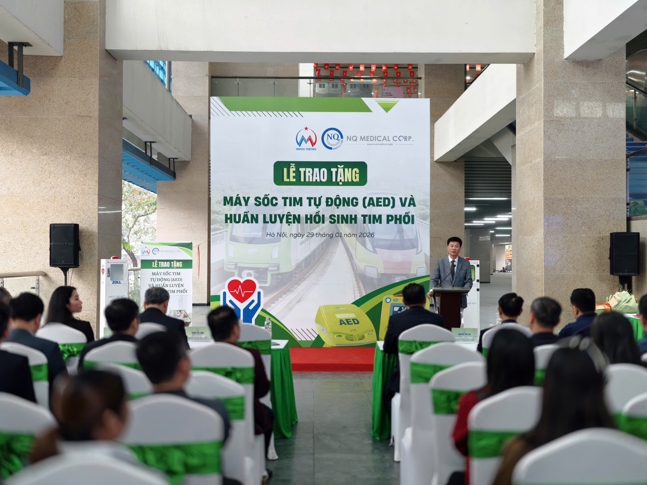 To&agrave;n cảnh &ldquo;Lễ trao tặng m&aacute;y sốc tim tự động (AED) v&agrave; huấn luyện hồi sinh tim phổi&rdquo; tại Ga C&aacute;t Linh ng&agrave;y 29/01/2026.