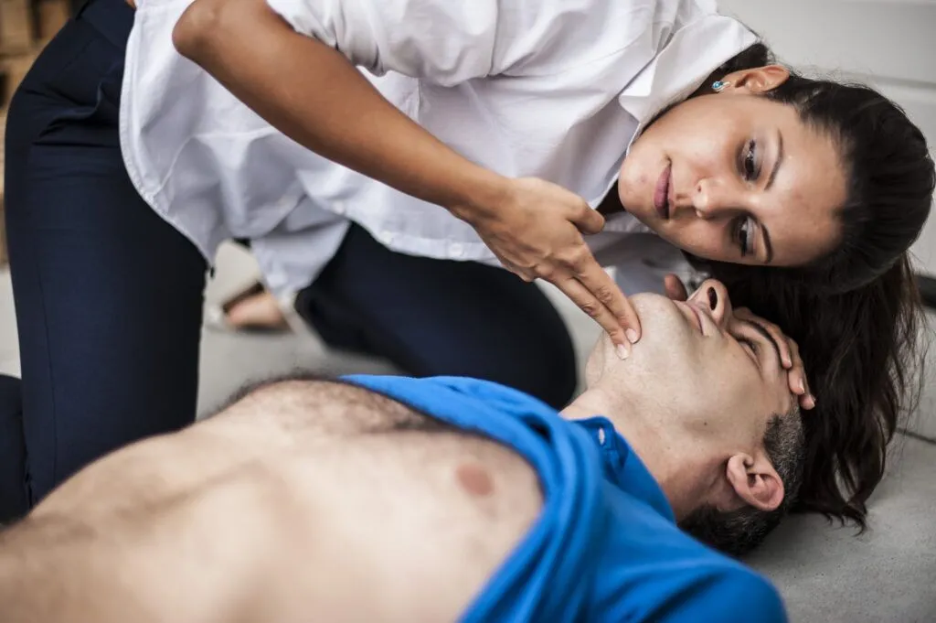 Kỹ thuật khai th&ocirc;ng đường thở v&agrave; kiểm tra nhịp thở (Look, Listen, Feel) trong sơ cấp cứu ngưng tim.