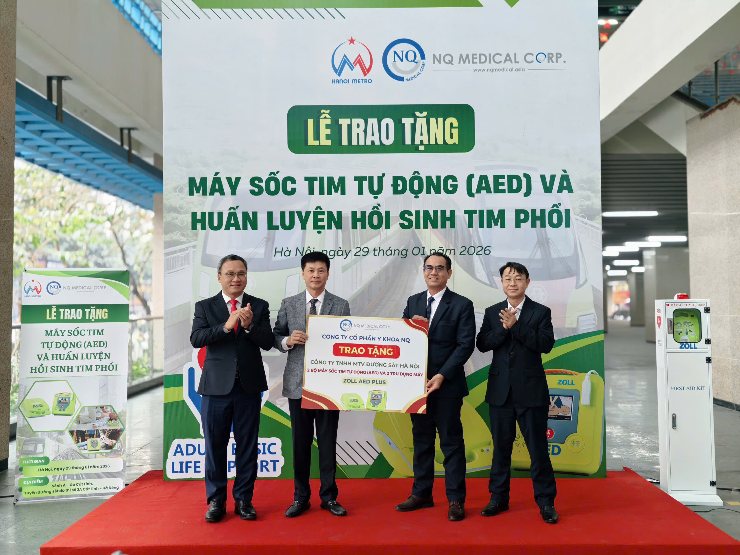 Đại diện NQ Medical Corp trao tặng 02 bộ m&aacute;y sốc tim tự đ&ocirc;̣ng ZOLL AED Plus v&agrave; 02 trụ đựng m&aacute;y cho đại di&ecirc;̣n Hanoi Metro.