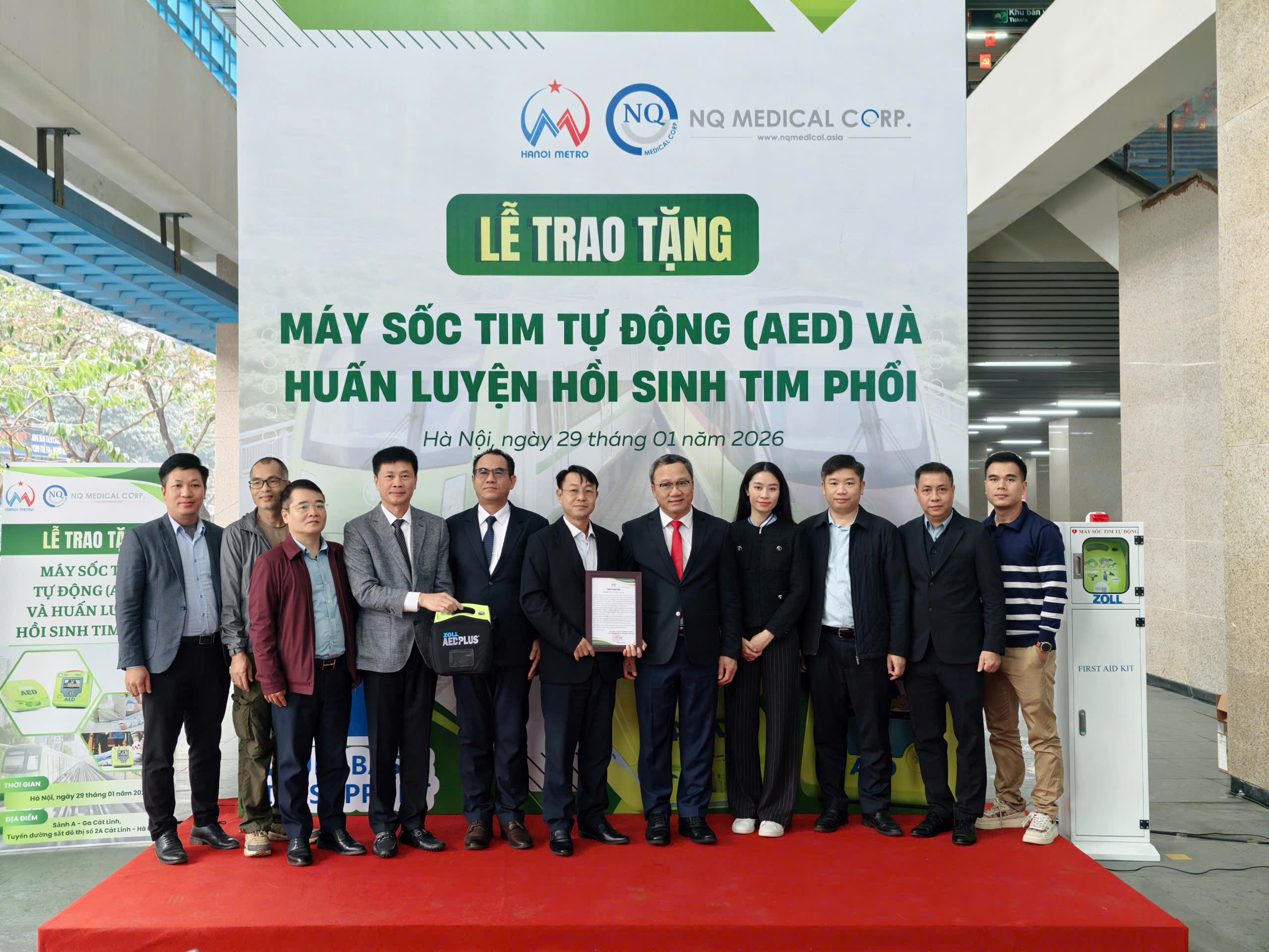 L&atilde;nh đạo NQ Medical Corp v&agrave; Hanoi Metro chụp ảnh lưu niệm, đ&aacute;nh dấu sự hợp t&aacute;c v&igrave; mục ti&ecirc;u bảo vệ sức khỏe cộng đồng v&agrave; n&acirc;ng cao an to&agrave;n giao th&ocirc;ng đ&ocirc; thị.