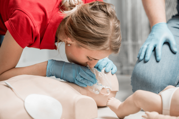 Kỹ thuật h&agrave; hơi thổi ngạt kết hợp &eacute;p tim CPR tỉ lệ 30:2 sử dụng pocket mask bảo vệ an to&agrave;n.