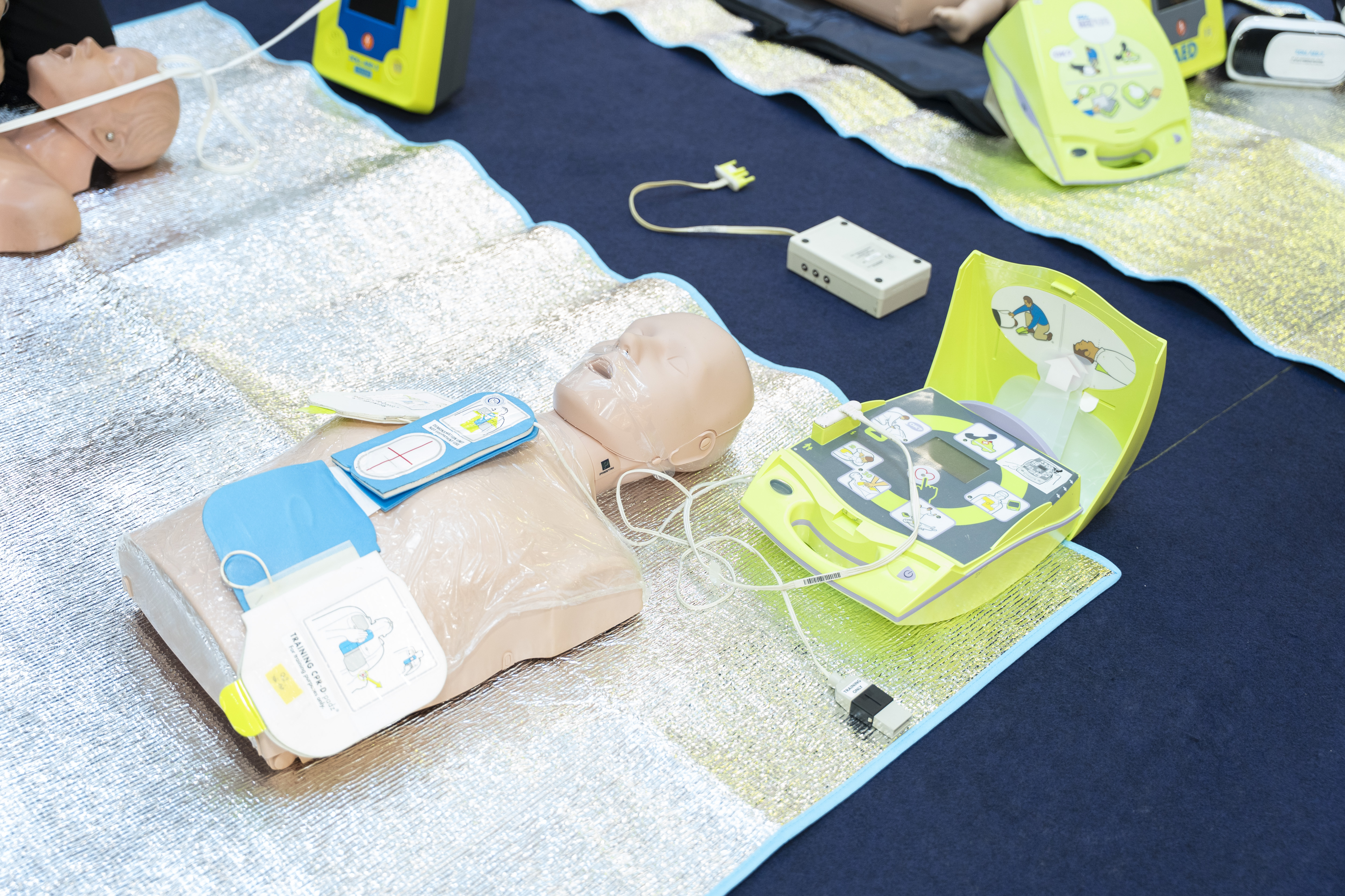 ZOLL AED Plus với CPR-D-padz trên manekin – Real CPR Help, 5 tiêu chí vàng chọn máy AED