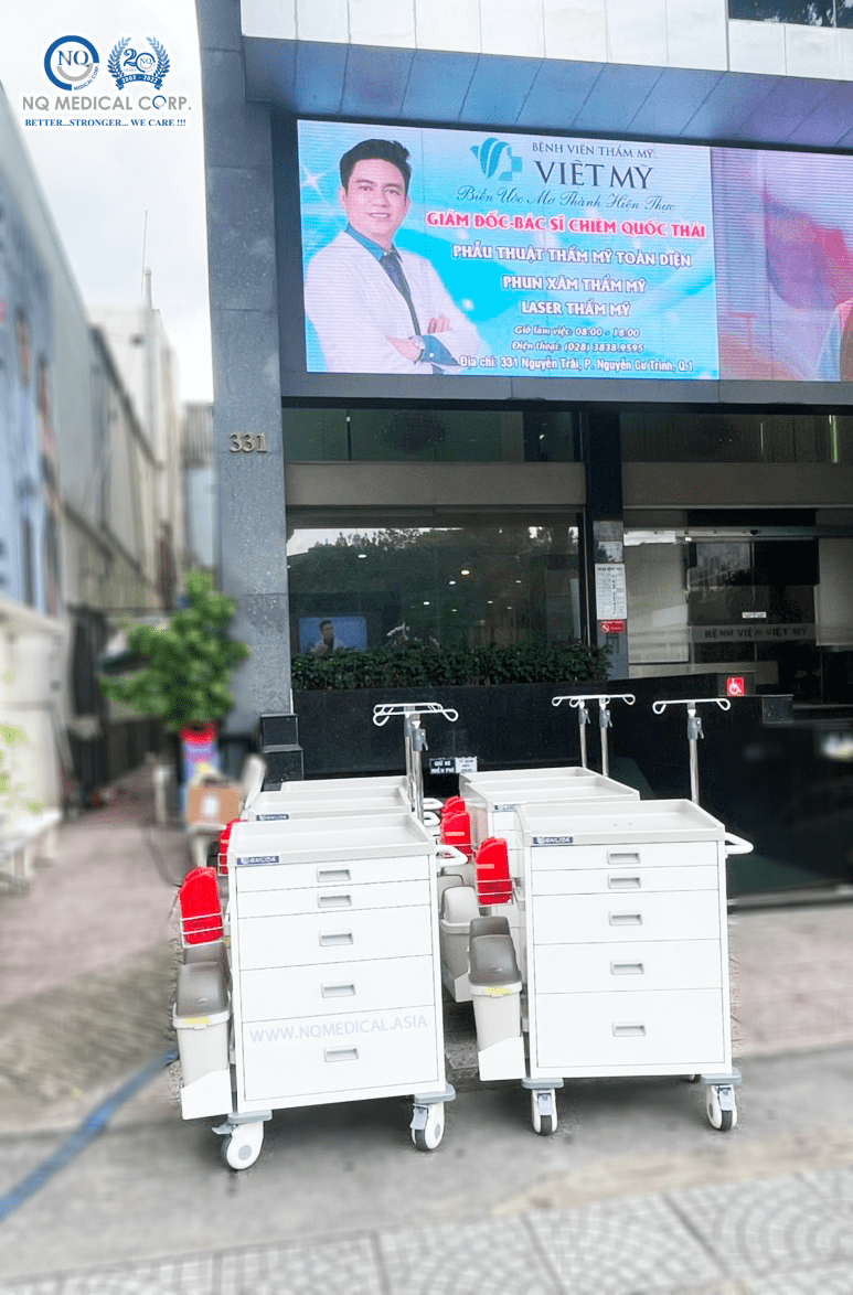Xe đẩy dụng cụ y tế đa năng Bailida giao tại bệnh viện thẩm mỹ Chi&ecirc;m Quốc Th&aacute;i