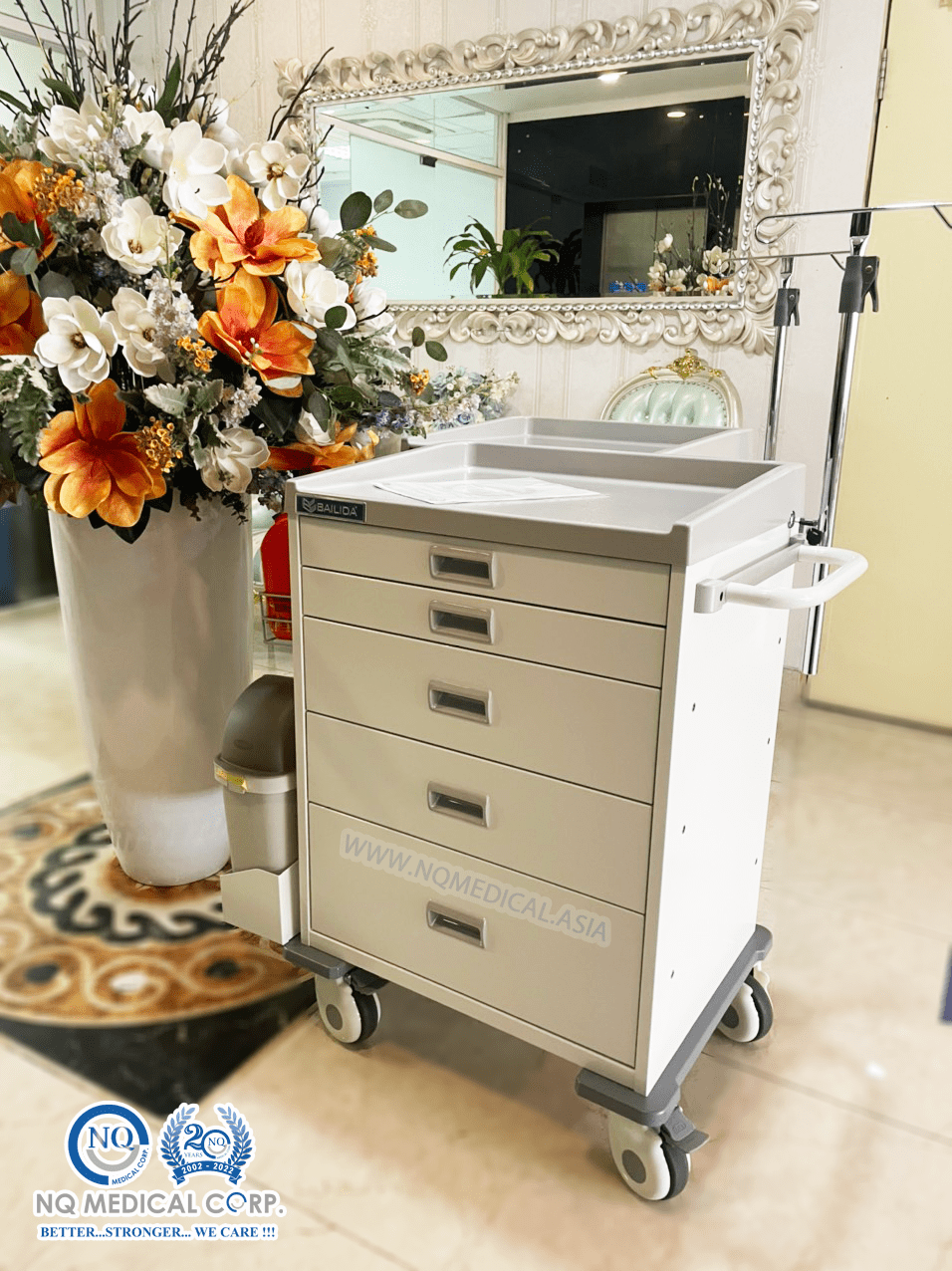 Xe đẩy dụng cụ y tế đa năng Bailida tại NQ Medical