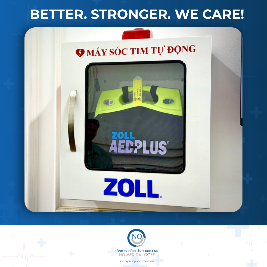 Tủ chứa m&aacute;y sốc tim tự động ZOLL AED PLUS ch&iacute;nh h&atilde;ng, được cung cấp bởi NQ Medical Corp, đảm bảo an to&agrave;n v&agrave; sự chuẩn bị tốt nhất cho mọi t&igrave;nh huống khẩn cấp