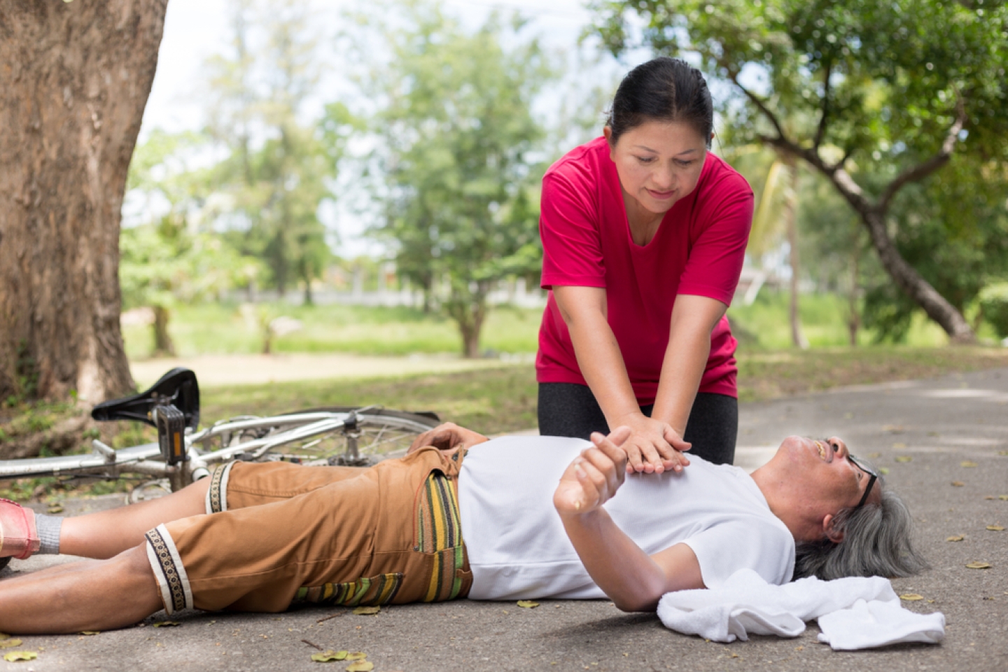 Nạn nh&acirc;n ngưng tim đ&ocirc;̣t ng&ocirc;̣t (SCA) sẽ đ&ocirc;̉ gục trong tích tắc, m&acirc;́t ý thức và ngưng thở hoặc thở ngáp