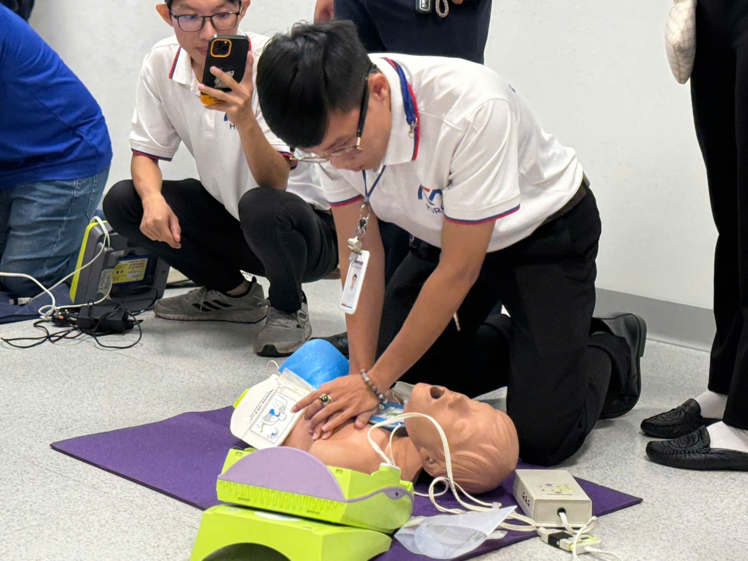 Thực hành ép tim CPR với máy sốc tim tự động ZOLL AED Plus trên manekin